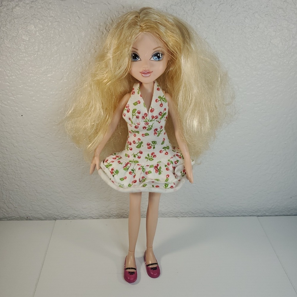 Moxie Girlz 2009 Avery Dollโ Blond Hair Blue Eyes Cherry Dress